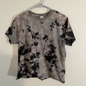 Cropped shirt with rips in the back